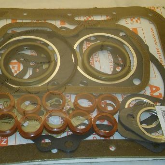 Uszczelki silnika z simmeringiem 126p 650 Ajust